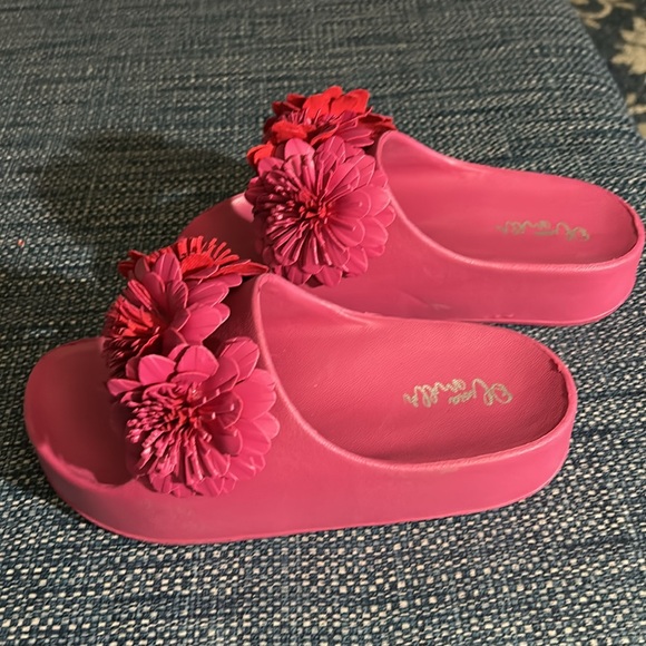 Olivia Miller flower slides size 8 - Picture 4 of 5